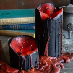 Schwarze Stumpenkerze Mit Vampir Blut 7,5cm -Halloween-Requisitenladen blutende schwarze vampir stumpenkerze black vampire pillar candle with blood tears 50663 041