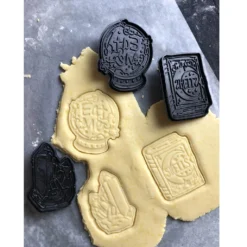 Witchy Plätzchen Ausstechformen KILLSTAR -Halloween-Requisitenladen killstar witchy cookie ausstechformen killstar witchy cookie cutters gothic accessoires gothic deko 50323 04
